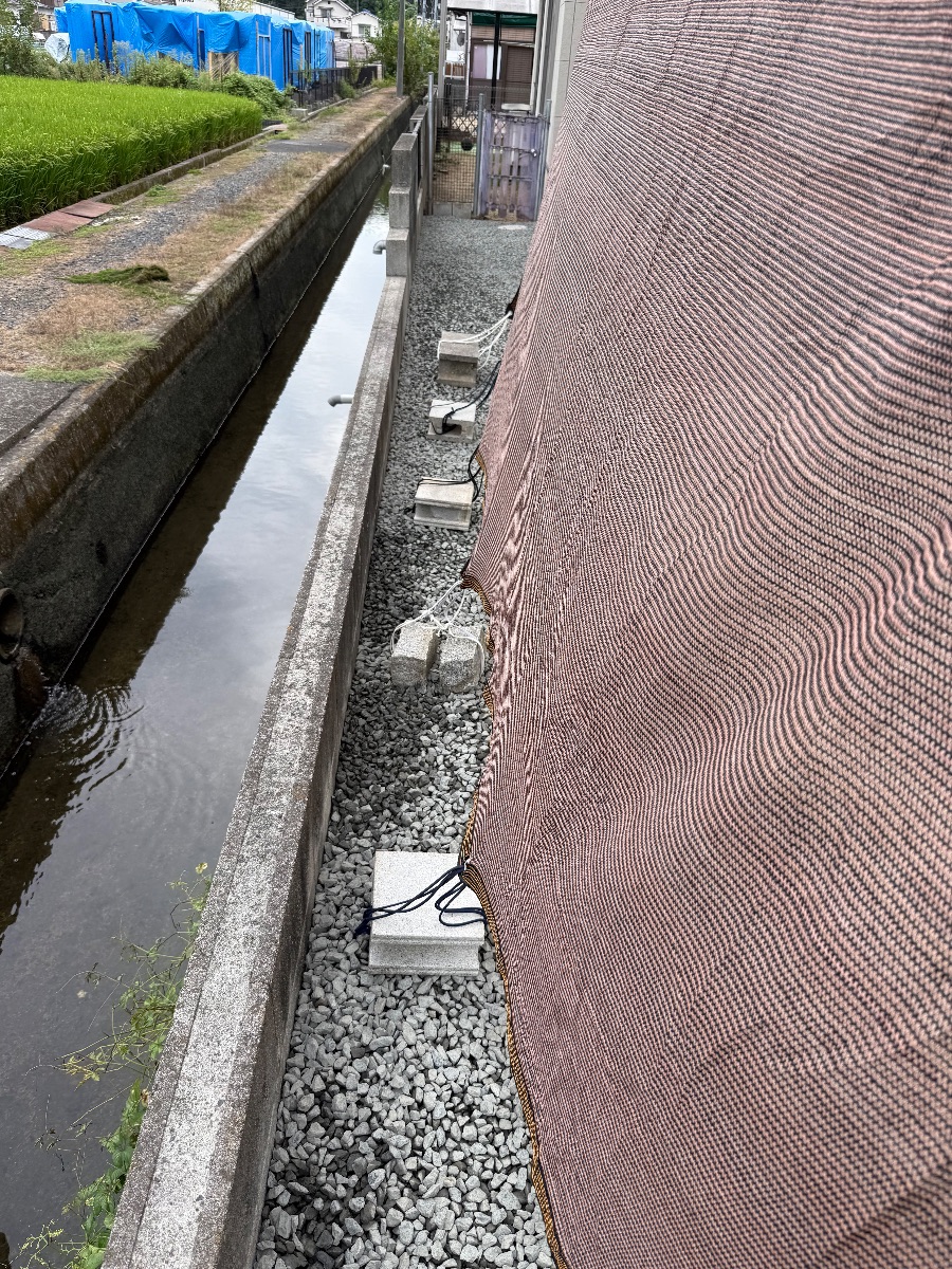 井原市 防草シート＋バラス敷き施工後の水路沿いの通路