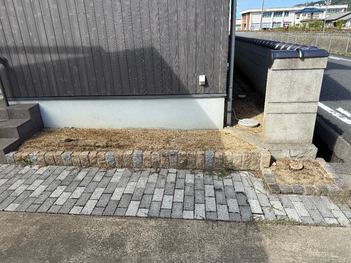 井原市 防草シート施工前 玄関前の敷石まわりの土