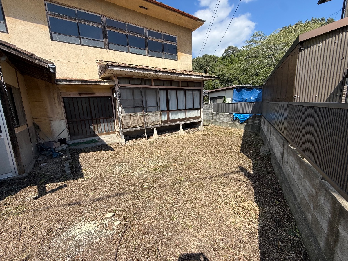 笠岡市 草刈りと雑木の伐採 作業後の敷地奥の様子 便利屋あんばい